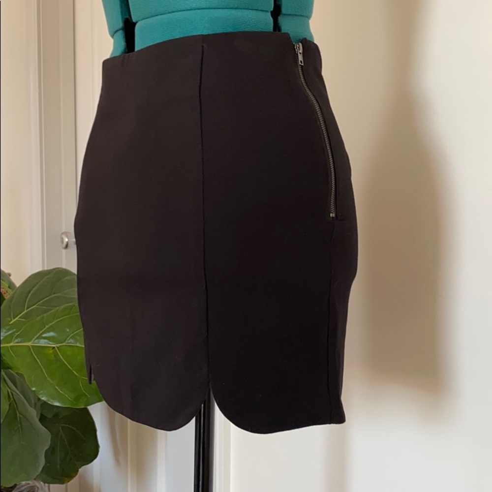 Scalloped edge mini skirt with side zipper
